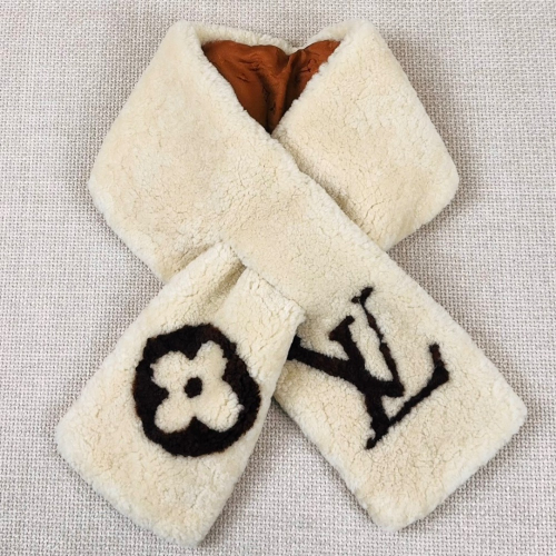 Lv 翻皮羊毛圍脖 105*14cm 100%羊毛.100%真絲內襯. Shearling Tuffetage