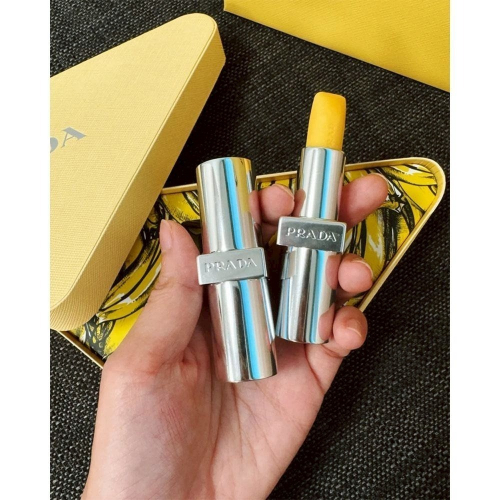 【PRADA】經典 潤唇膏 ~ 妄甜香蕉 1.3g 小樣 效期2028/04