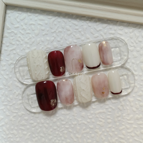 【冬季暖感穿戴甲】酒紅漸層 × 奶油白針織雕花｜溫柔氣質款｜上手顯白、高級細節感爆棚